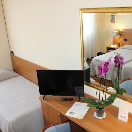 德埃斯特伊尔杜卡酒店 费拉拉