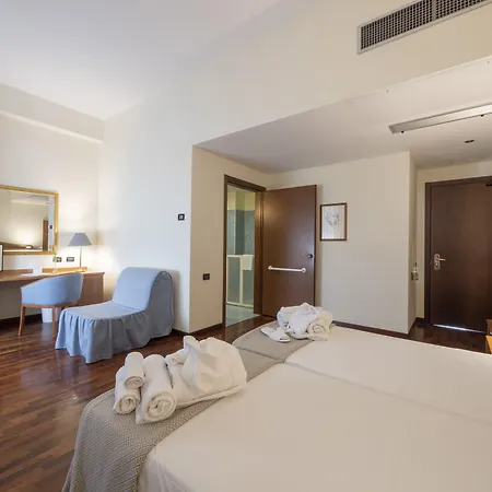 德埃斯特伊尔杜卡酒店 费拉拉